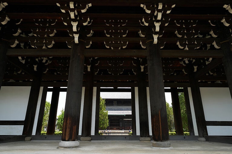 室町時代再建の国宝「三門」。3つの門が特徴的。