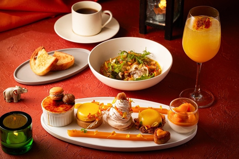 「オリエンタル オータム アフタヌーンティー」のイメージ。平日1名6,958円・土日祝1名7,590円（ともに、コーヒーと紅茶セレクションのフリーフローと乾杯ドリンク1杯付き）。「オリエンタル オータム ナイトアフタヌーンティー」（乾杯ドリンク1杯、好みのドリンク2杯付き1名6,072円（すべて税・サ込）。要予約。