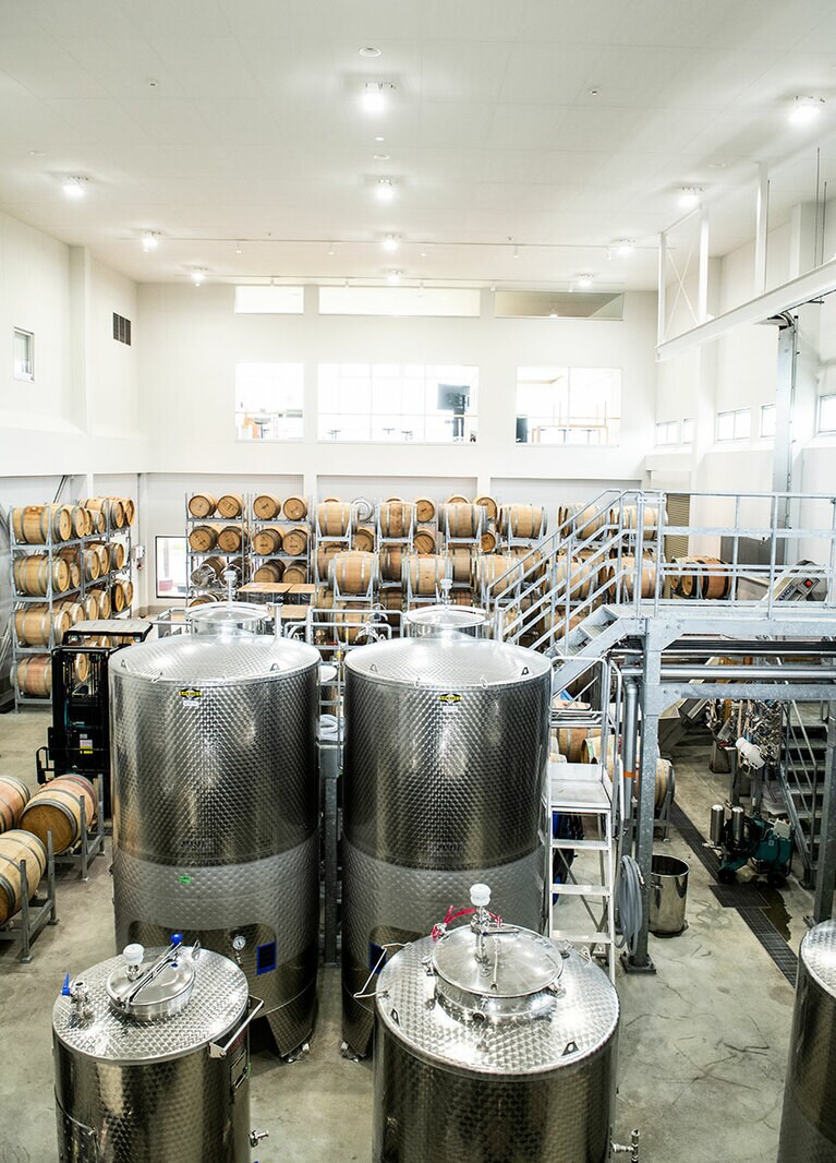 収穫したブドウは選果され、破砕した後、グラヴィティフローシステムにより階下のタンクへ移して発酵。栽培している品種はメルロー、シラー、シャルドネ、カベルネ・ソーヴィニヨン、ピノ・ノワールなど8種。