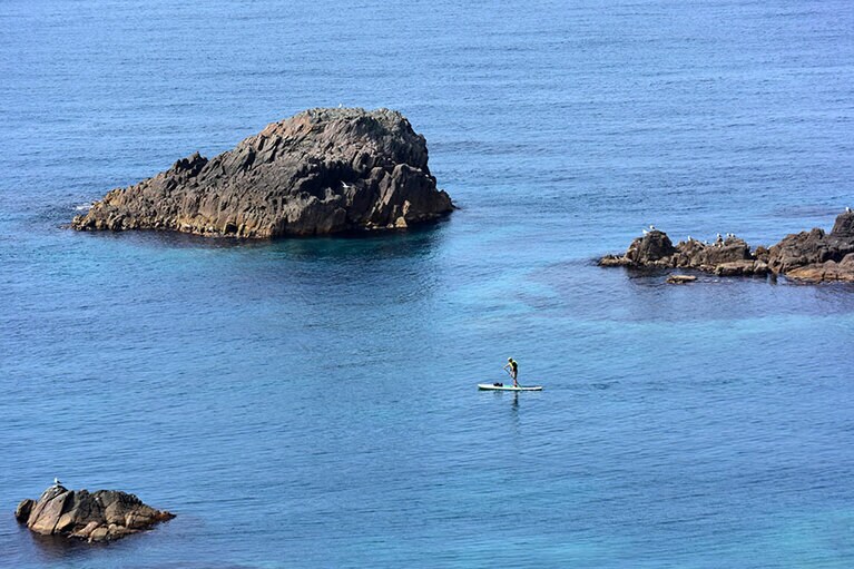 島武意海岸の沖を行くSUP。吸い込まれそうな青！