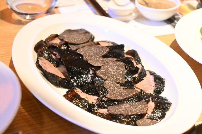 黒トリュフの広東ダック。