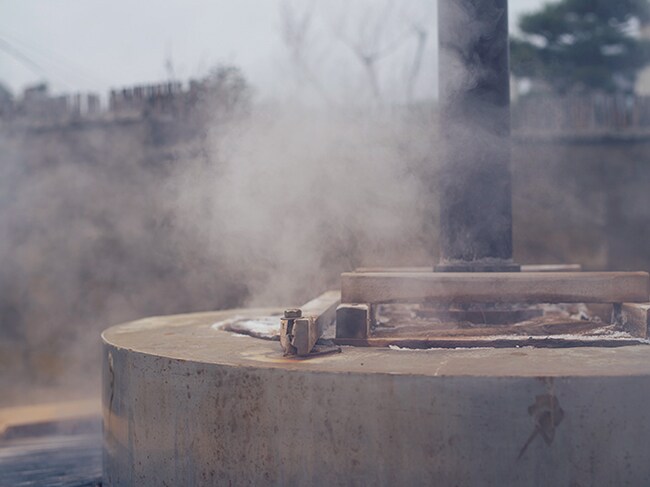【陶泉 御所坊】温泉街に4カ所ある金泉の泉源。Photo: Tamon Matsuzono