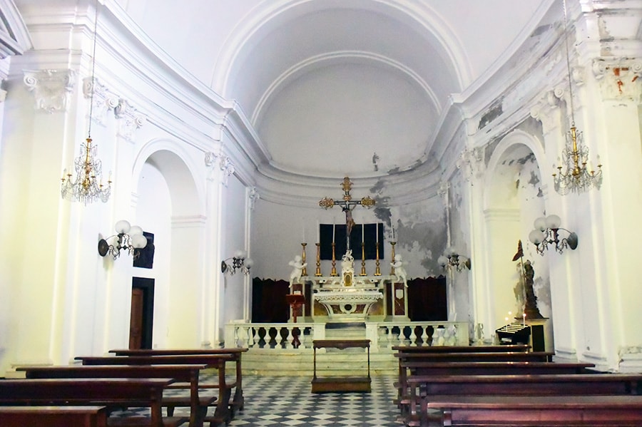 シンプルな内装の、イタリアの典型的な小さな教会。