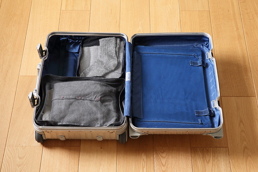 35Lサイズのスーツケース。まずは洋服と下着を入れます。