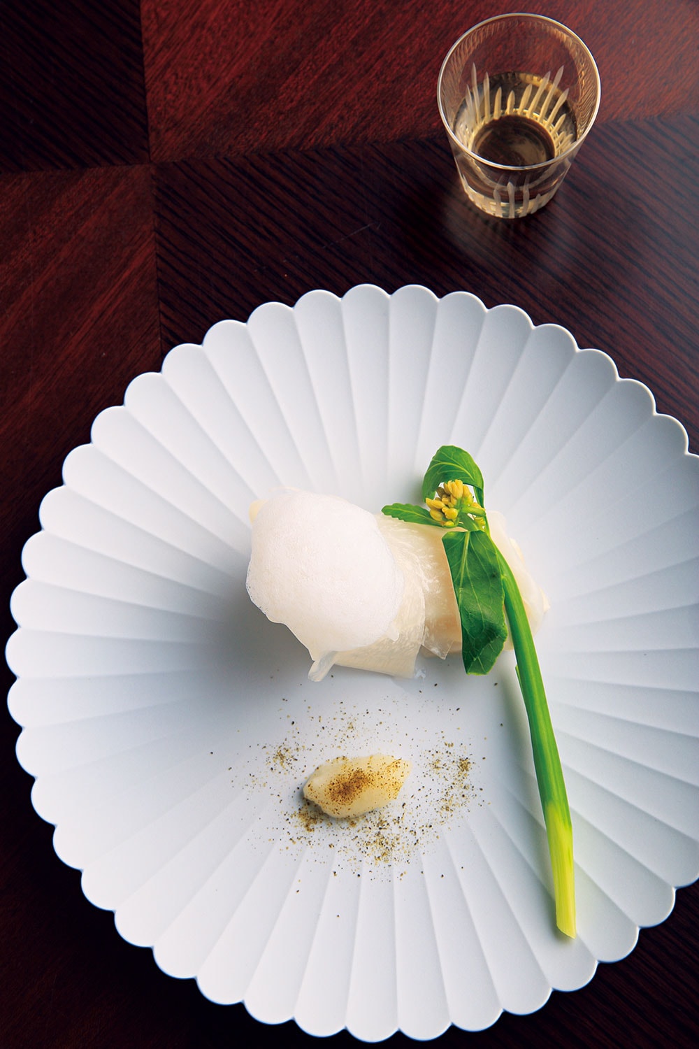 レストラン「Singular 眞蔵」では、大久保晋シェフによる美しい一皿を。熟成した蔵囲昆布の旨みを味わう“鮃の昆布マリネ”。