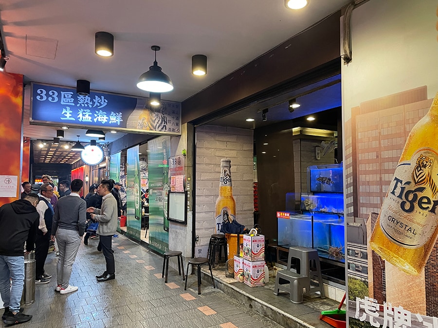 通路からそのままスッと入れる気軽さが、台湾居酒屋・熱炒店の良さでもあります。