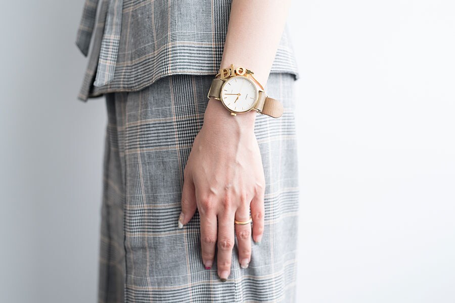 ノースリーブなど腕を露出するファッションのときは、大ぶりの時計＆ブレスレットをジャラつかせて全身のバランスをとる。シンプルの極みのような腕時計、TIMEX「ウィークエンダー フェアフィールド」が大活躍。しかも、2万円以下とお手頃！
