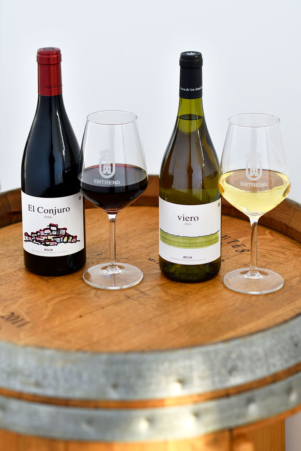 左：生産される数々のワインのなかでも“El Conjuro(赤)” 13.60ユーロ～と“Viero(白)” 6.30ユーロ～がおすすめ。
右：レストランだけの利用も可能だ。タラのフィレ、乳化したジャガイモと黒オリーブ、3品とデザートからなるコース。60.50ユーロ。