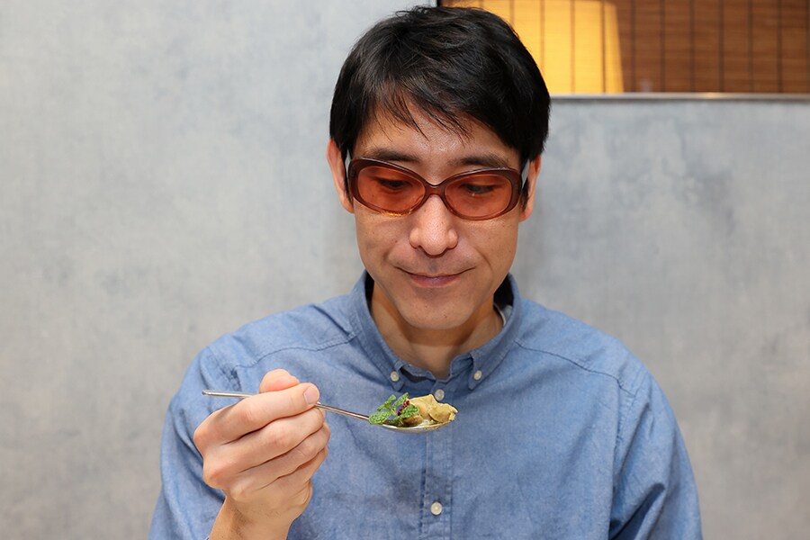 実際に現地で作り方を学び、よりカレーへの興味が増したという小宮山さん。