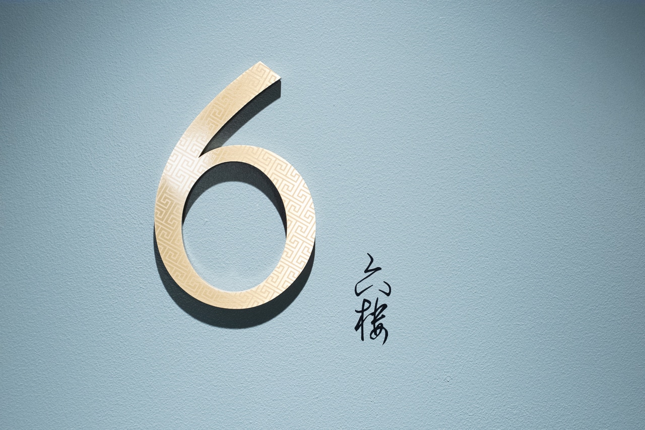 ホテルの階数表示にも中華街らしさを感じさせる粋なデザイン。