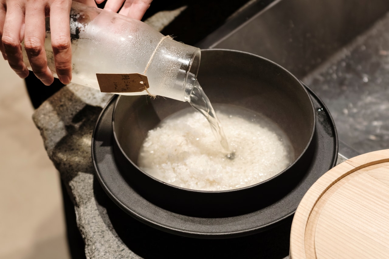 羽釜で炊き込みご飯を炊く。炊き方はスタッフの方が丁寧に教えてくれる。