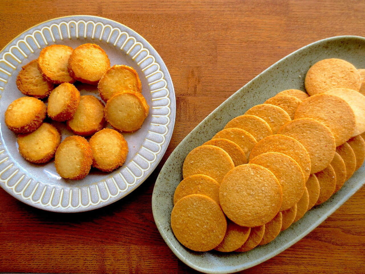 「豆乳サブレ」（左）と一番人気の「塩サブレ」（右）は1枚から買えます。