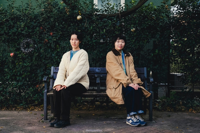 CREAにも登場はもちろん初めてのもめんとの二人。左）小口響郁（こぐち・きょうか）と右）竹田百花（たけだ・ももか）