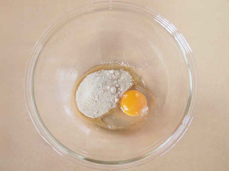 ボウルに砂糖と卵を入れ、泡立て器でしっかり混ぜる。