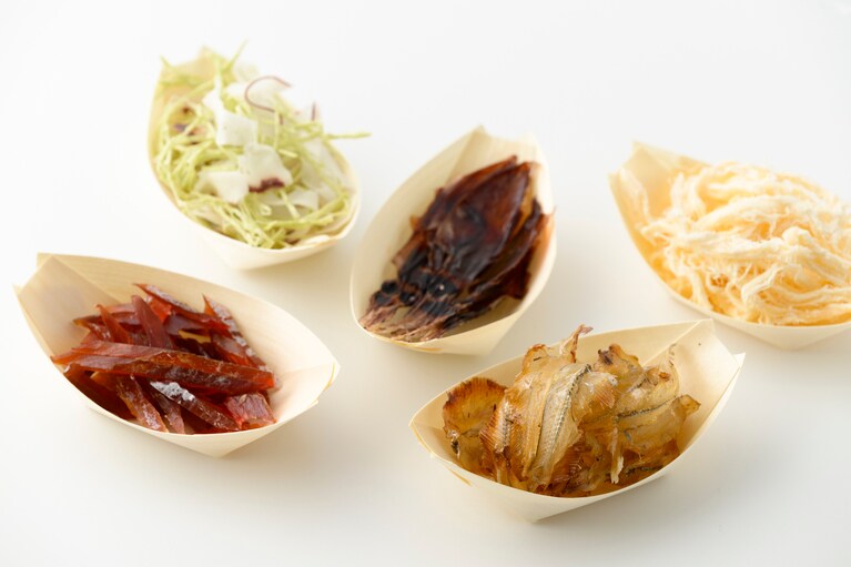 波乗りジャーキー。左から：鮭とば 500円、タコわさびカマ 350円、ほたるいか素干し 400円、炙り小イワシ 350円、ソフトさきいか 350円。