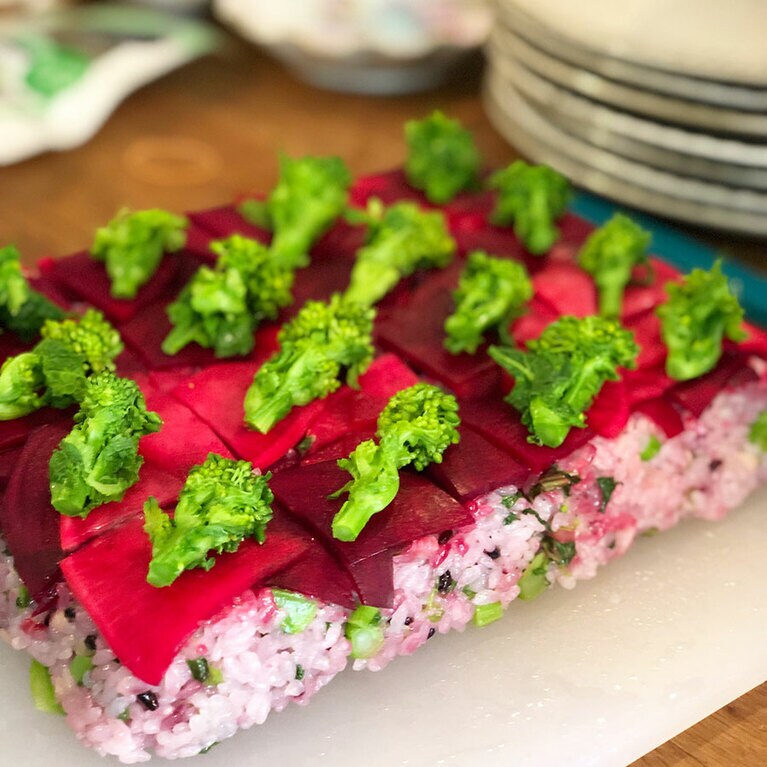 「赤カブ漬物の黒米寿司」。