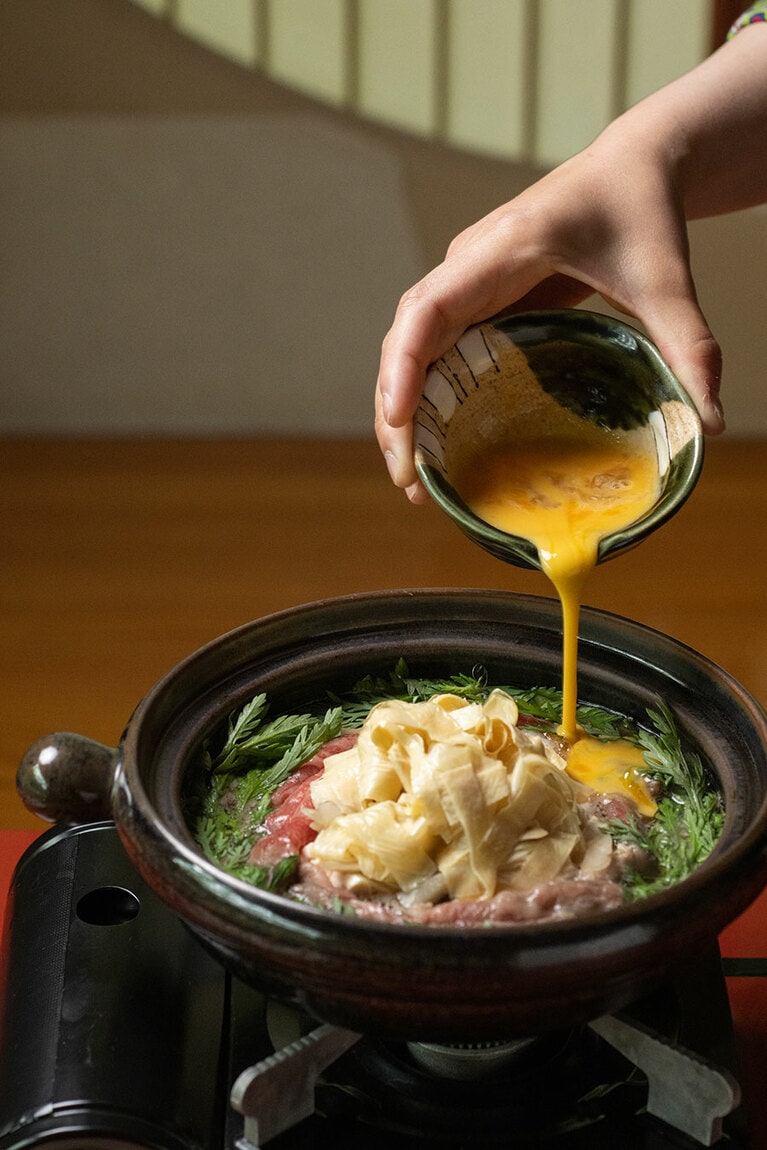 生湯波と和牛を甘辛い出汁で軽く煮込み、甘い香りがしてきたところで卵をとろりと。