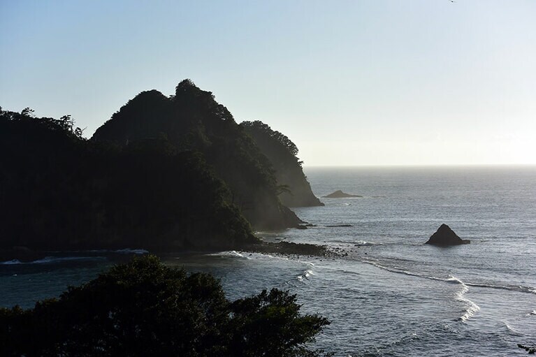 干潮時に道が浮かび上がるトンボロ現象が起きる三四郎島。