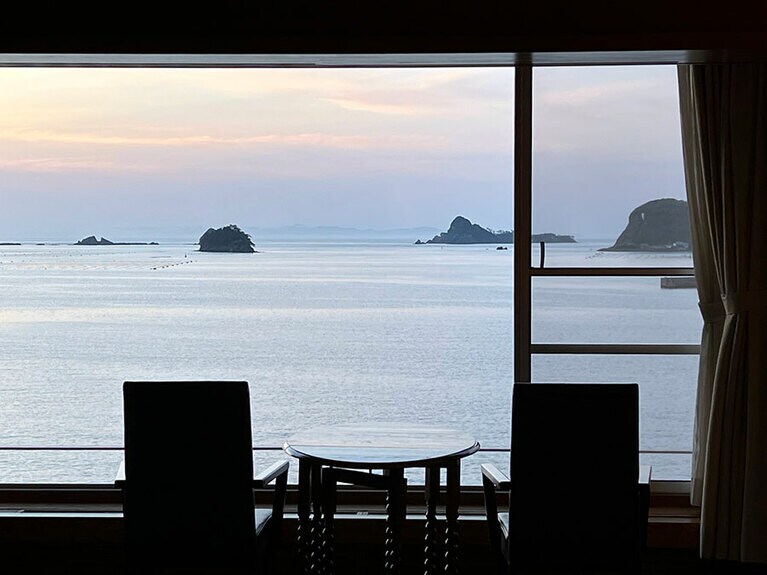 客室のピクチャーウィンドウに繰り広げられるサンセット。12室のみの客室は、広々とした和室と和洋室の5タイプ。