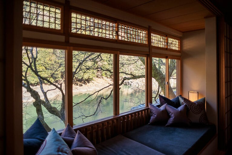 すべての窓は嵐峡の花鳥風月を切り取る額縁。