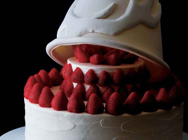 オブジェの中は2段ショートケーキ！