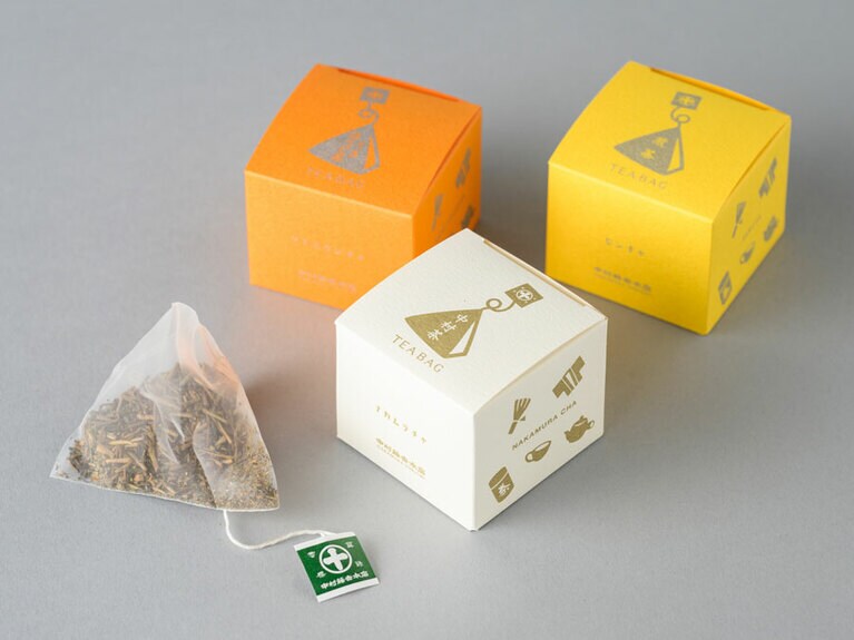キュウブ 。左から、くきほうじ茶、中村茶、煎茶各450円（1個）。