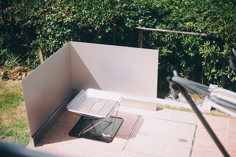 グランピング棟には焚火台も。