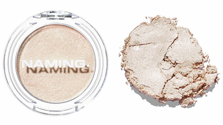 焼き上げて作るベイクド製法を採用したハイライター。粉はサラッとした質感ながら、高い密着力を両立。パールが二重コーティングされ、粉飛びがしにくい点も優秀。#01 ゴールドパールがダイヤチックにきらめくシャンパンベージュ。ネーミング フラッフィーベイクド ハイライター 各1,760円／Rainmakers