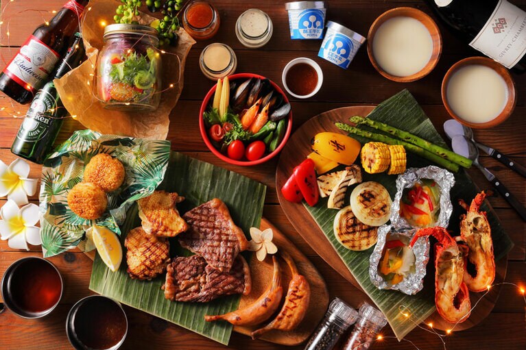 上質な肉や魚海類、野菜などがたっぷり盛り込まれたバーベキューが用意される。