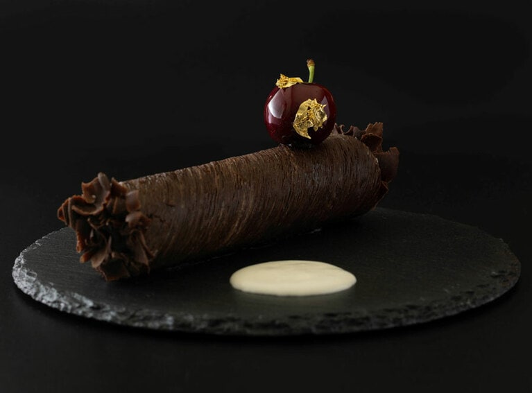 「フォレノワール “Classique-Moderne(クラシック-モデルヌ)”」3,300円(コーヒーまたは紅茶付)。提供時間は11:00～22:00L.O.。各日数量限定。