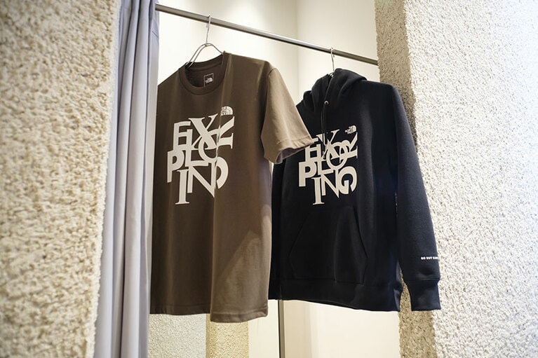 ショップ限定のGO OUT EXPLORINGのTシャツ 4,950円とパーカー 14,300円。