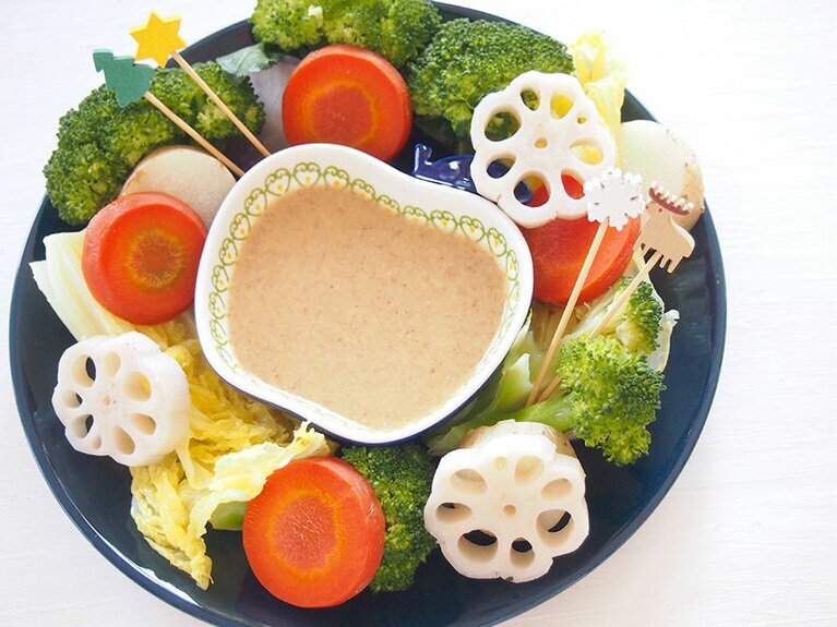 (5) 器に野菜を盛り付け、(1)のソースを添えて完成です。