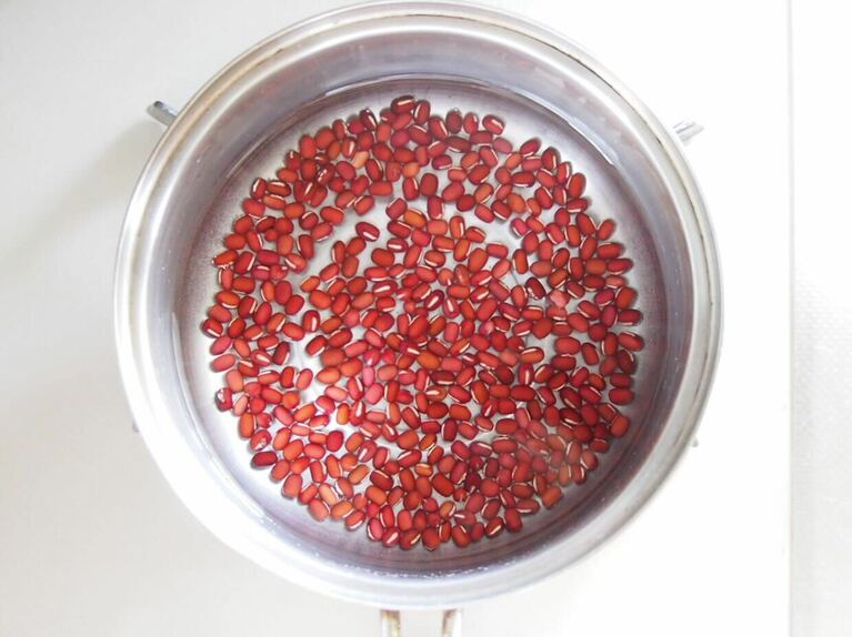 あずきは水洗いしてから鍋に水と共に入れ、弱火で1時間ほどゆっくり茹でる。