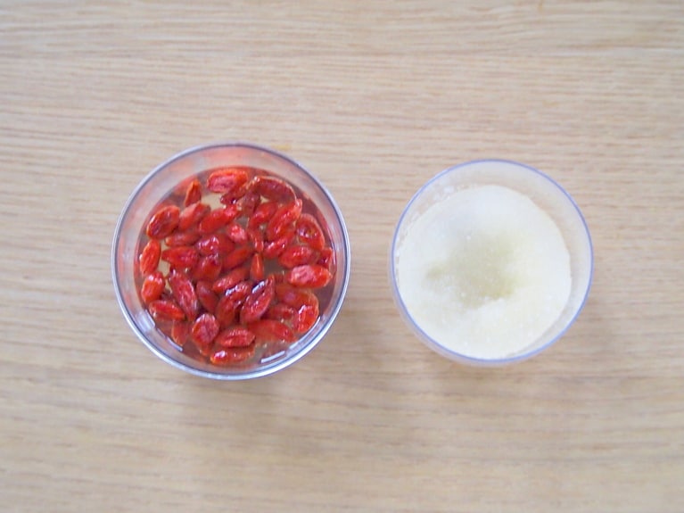 粉ゼラチンは、ヒタヒタの水を入れて戻す。クコの実も同じように、水を含ませて戻す。