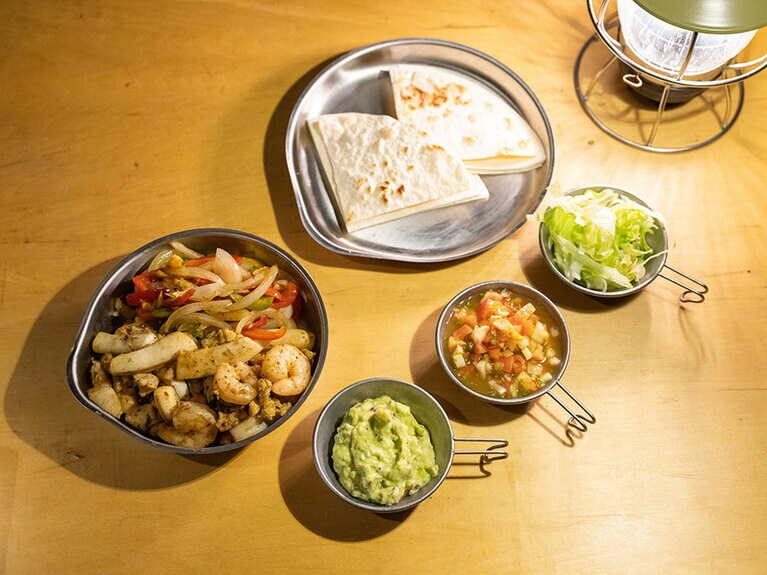 左から時計回りに、万能調味料ひとつで簡単につくれるファヒータ、トルティーヤ、レタス、サルサ、ワカモレ。