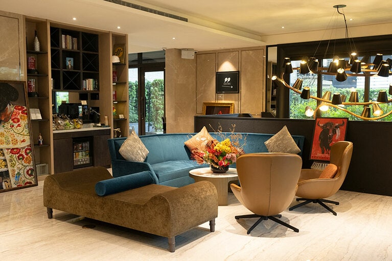 華やかな雰囲気のロビー。奥に見えるランプはブドウの形がモチーフ。台湾人デザイナーの作品です。