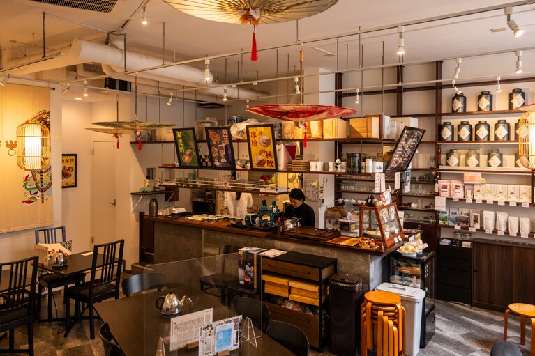 天井の高い店内には中国世界が広がる。