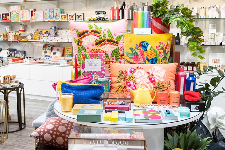 心が弾む色鮮やかなインテリア雑貨。「Ruby Star Traders」のクッションAUD180など。