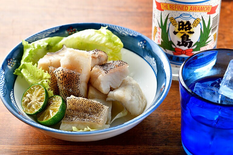 「スーファイ」800円、泡盛「照島」3合瓶2,500円。