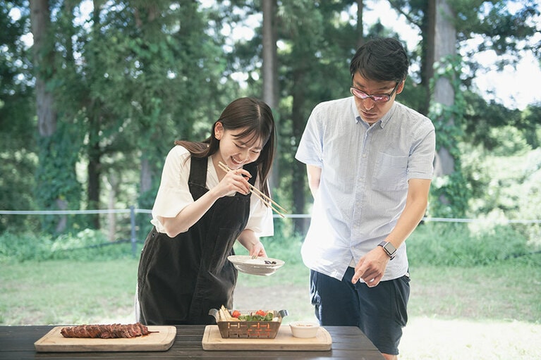 バーベキューのお肉や野菜を、ごはんといっしょに盛りつけて……。