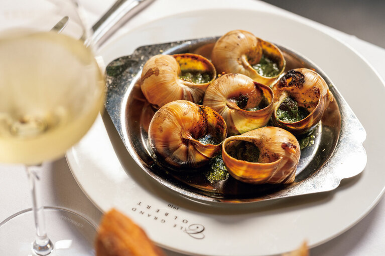 “ブルゴーニュの大粒エスカルゴ”6個15ユーロ（夜は9個25ユーロ～）。ぷりぷりの身と、ニンニク、パセリ、バターのソースは王道の旨さ。