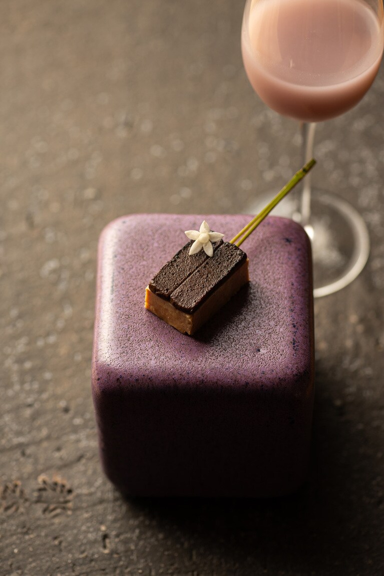 浅野哲也シェフのクリエイティビティに感嘆するレストラン「都季TOKI」。ディナー21,500円の一品「京都伊根向井酒造の酒粕 フォアグラ」。