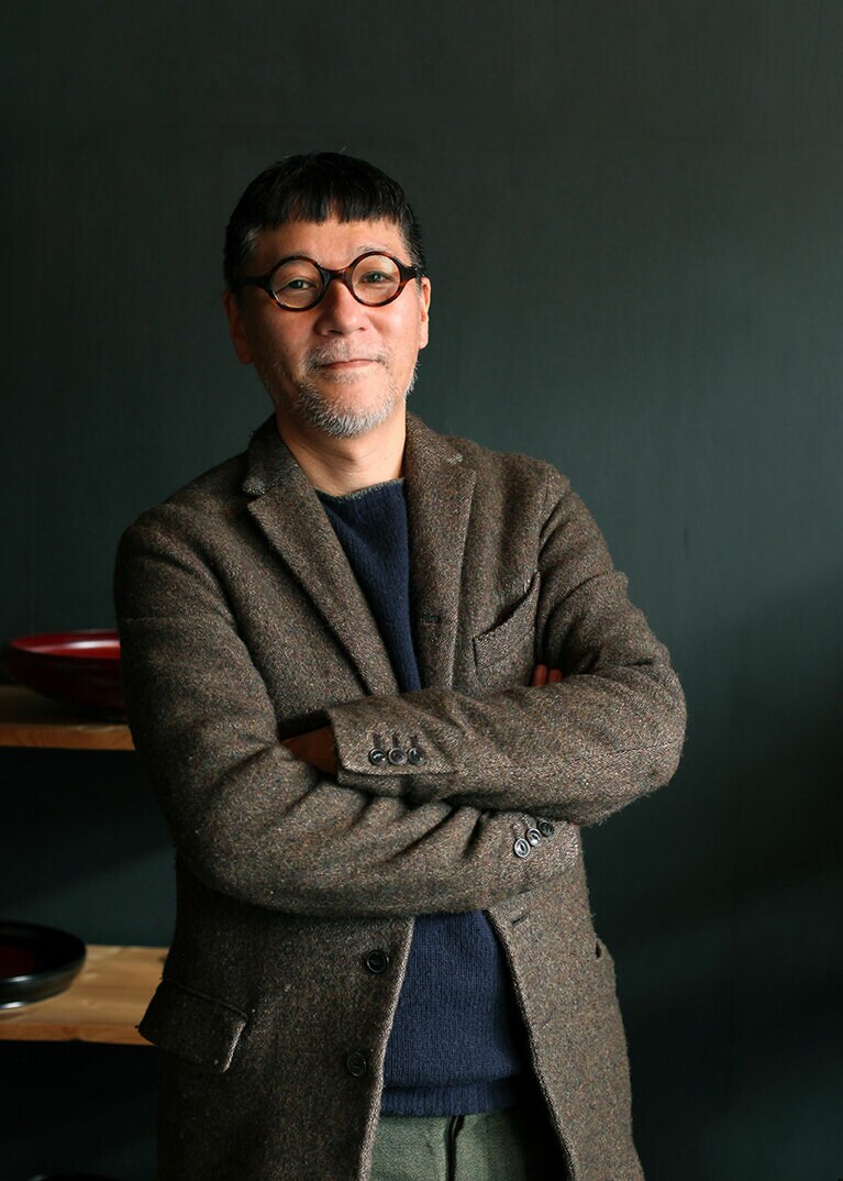 塗師 赤木 明登（あかぎ・あきと）●編集者を経て1988年に輪島へ。輪島塗の下地職人・岡本進のもとで修業後、1994年に独立。現代の暮らしに息づく生活漆器「ぬりもの」の世界を切り拓く。ドイツ国立美術館「日本の現代塗り物十二人」に選ばれ、国内外で高い評価を受ける。