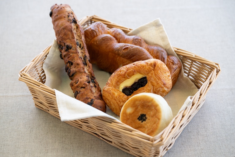 「SUZUKIYA」のパン。これだけ買って800円！