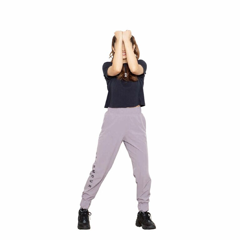 (11) 足を横に広げ、両手を曲げて胸の前に持ってきて、左右に体を16回ひねる。その後、前パンチを16回行い、足踏み。続いて(3)、(4)の前ステップ。