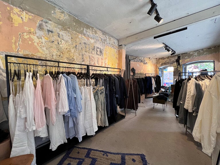 アウトレットストアでは、サイズが合えばかなりリーズナブルに購入することができる。