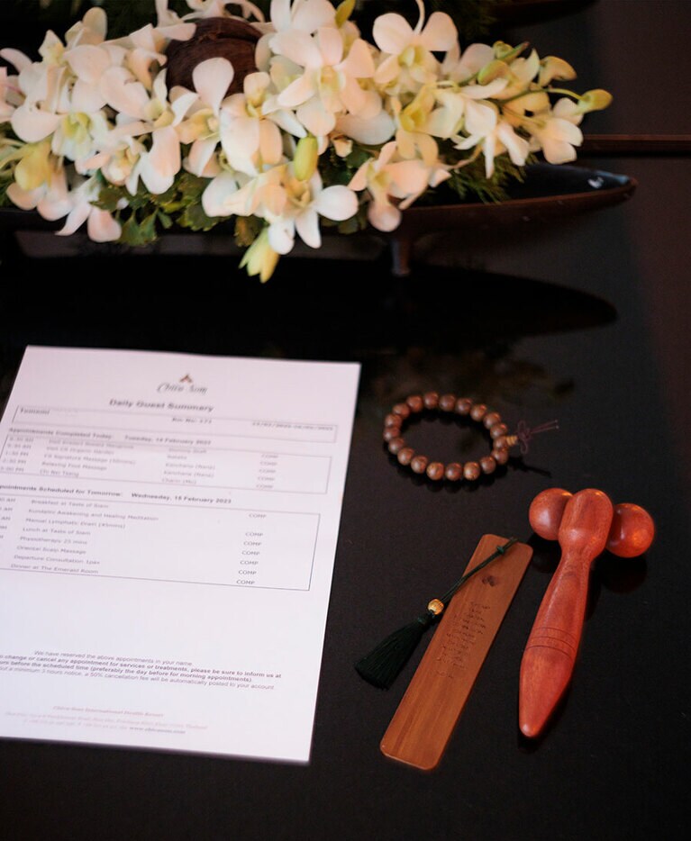 毎夕の天然木のターンダウンギフト、朝には予約のリマインドをしてくれるなど細やかな心配り。