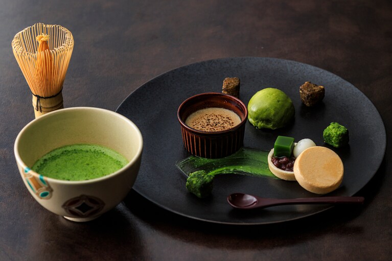 「TATAMIラウンジ」でいただける、スイーツのひとつ「抹茶スイーツの盛り合せ おうすとともに」のイメージ。2,300円（税込・サ別）。