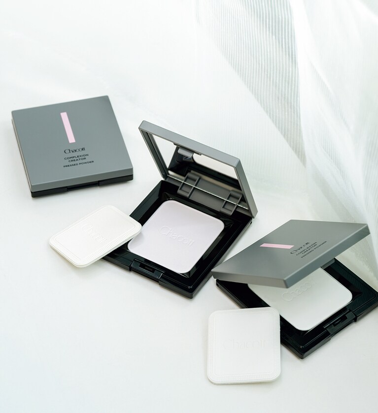 001は透明感のあるクリアタイプ、002はパール配合の血色ツヤ肌演出タイプ。左から：コンプレクションクリエイター 002、001 各 2,750円／チャコット