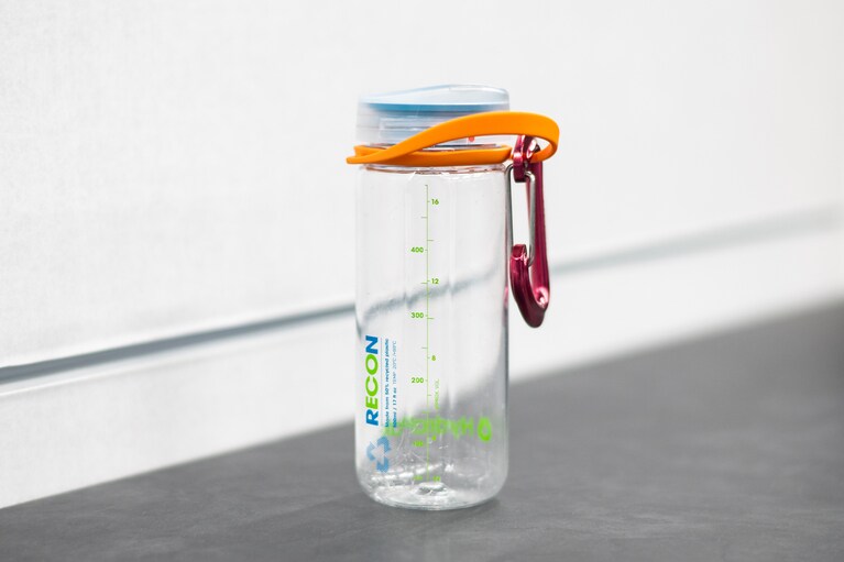 キャップとボトル本体は清潔感のあるクリアカラーで、Tritan Renew Techを採用。丈夫で汚れにくく、匂いもつきにくいボトル。2,970円／ハイドラパック